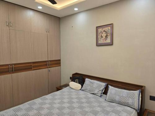 Tempat tidur dalam kamar di Kimaya's Abode