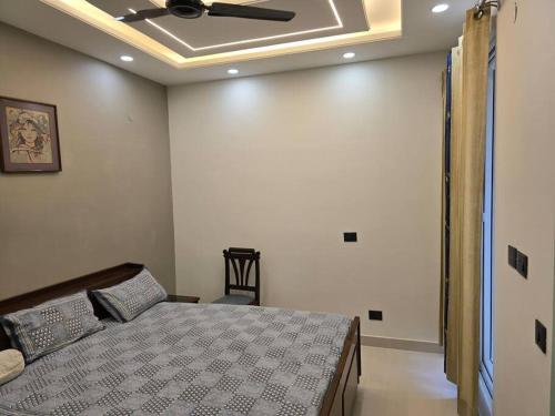 سرير أو أسرّة في غرفة في Kimaya's Abode