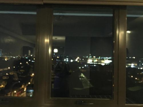 una ventana con vistas a la ciudad por la noche en Monte Carlo Residenze, en Manila