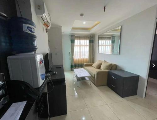 ein Wohnzimmer mit einem Sofa und einem TV in der Unterkunft Loesama 08 in Bandung