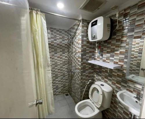 萬隆的住宿－Loesama 08，一间带卫生间和水槽的浴室