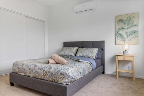 Postel nebo postele na pokoji v ubytování Storey Time I 2BR Townhouse for Melbourne Travel