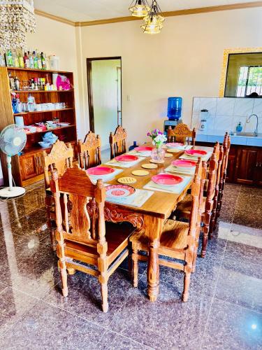 Φωτογραφία από το άλμπουμ του Chateau La Princesa with cozy garden & bar σε Puerto Princesa City