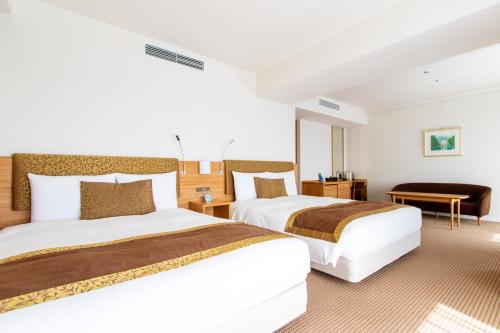 2 Betten in einem Hotelzimmer in der Unterkunft Mars Garden Wood Gotenba in Gotemba