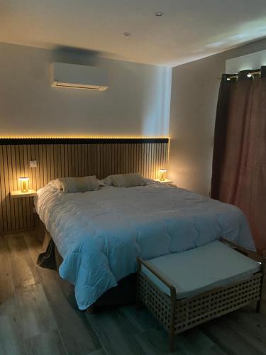 Saint-Victoret的住宿－Cote spa suite nord，一间卧室配有一张大床和两盏灯。