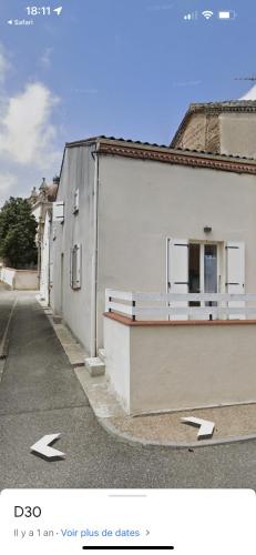 a building with a window on the side of a street at Gîte Cinqcy 1 in Sistels