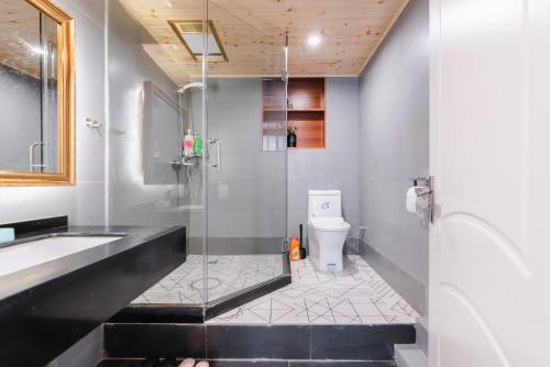 A bathroom at Shanghai Hills & XING 6131 Homestay