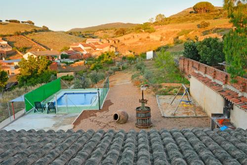 una vista desde el techo de una casa en Casa Rural El Olivar del Puerto en Cabañeros, en Horcajo de los Montes