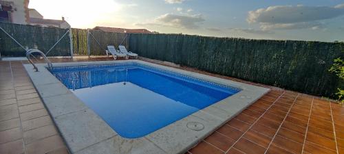 una piscina en un patio trasero con una valla en Casa Rural El Olivar del Puerto en Cabañeros, en Horcajo de los Montes
