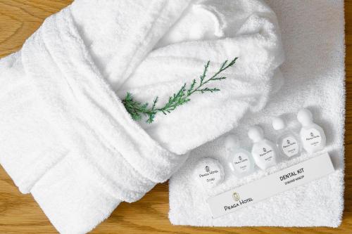 een witte handdoek met pillen op een tafel bij Praga Hotel in Tasjkent