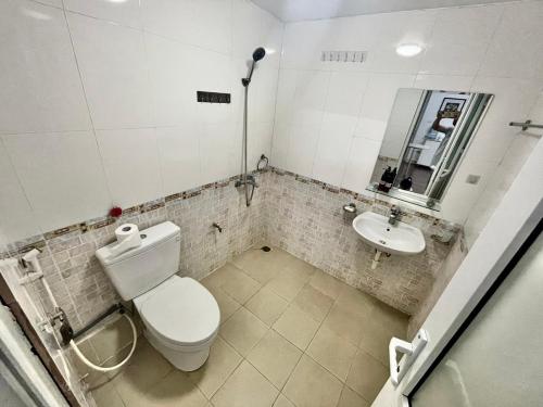 een badkamer met een toilet en een wastafel bij Chill studio close Ho Tay ! (13-3.1) in Hanoi