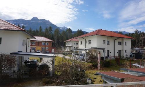 a group of houses with mountains in the background at Apartment Tonelli in Ledenitzen