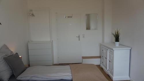 a bedroom with a bed and a dresser at Apartment Tonelli in Ledenitzen