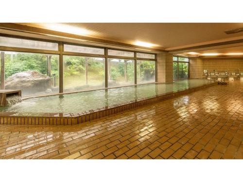 糸魚川市にあるHotel Kunitomi Annex - Vacation STAY 12078vの広い客室で、水のプールが付いています。