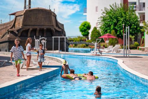 Bazén v ubytování Privillege Fort Noks Beach Apartments nebo v jeho okolí