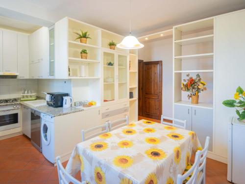 サン・ジミニャーノにあるSunflowers - Appartamento a San Gimignanoのキッチン(テーブル、花のテーブルクロス付)