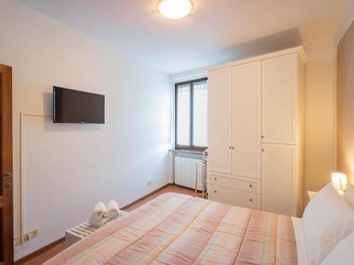 サン・ジミニャーノにあるSunflowers - Appartamento a San Gimignanoのベッドルーム1室(ベッド1台、壁掛けテレビ付)
