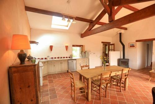 une cuisine et une salle à manger avec une table et des chaises dans l'établissement Maison nature 5 min Mirepoix, à Roumengoux