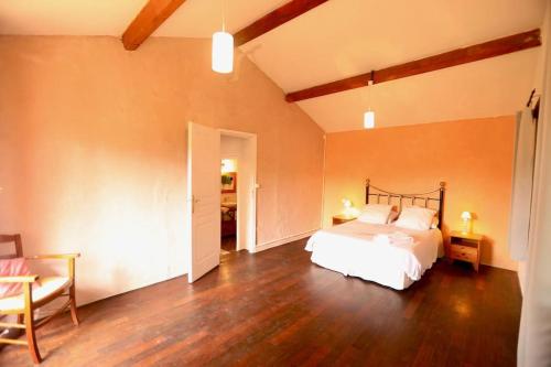 une chambre avec un lit, une table et une chaise dans l'établissement Maison nature 5 min Mirepoix, à Roumengoux