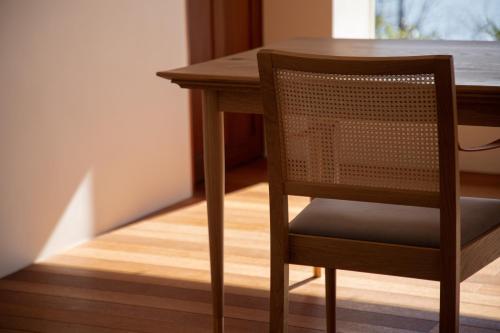 Tamano的住宿－Heima，木桌旁的木桌和椅子