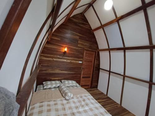 1 dormitorio con 1 cama en el ático en yadi Villa, en Sembalun Lawang