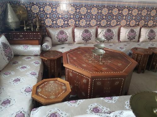 een kamer met een bank en een tafel met kussens bij Marrakech plus in Marrakesh