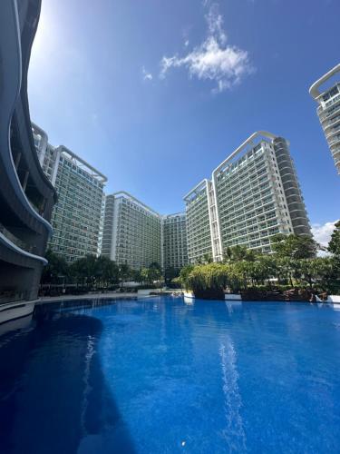 een groot zwembad voor een resort bij Azure Urban Resort Staycation Miami Tower near NAIA with wifi and Netflix - Js Haven in Manilla