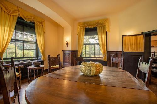 um quarto com uma grande mesa de madeira com uma tigela em Villa Rocchetta em Bosisio Parini