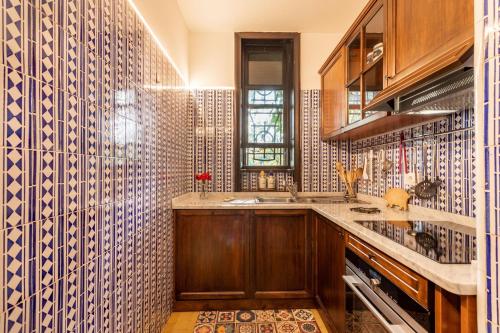 cocina con fregadero y pared de azulejos en Villa Rocchetta en Bosisio Parini