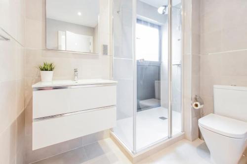 Kopalnica v nastanitvi The Residence City Centre - Modern Family Apartment with Rooftop Pool & Terrace - Children stay for Free