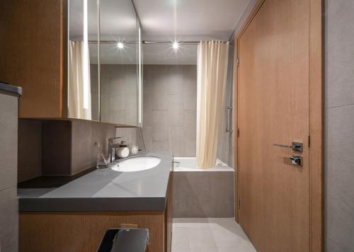 een badkamer met een wastafel en een bad bij Eaton Residences, Blue Pool Road in Hong Kong