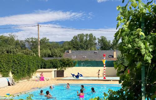 Bazén v ubytování Camping L'Enclave mobil-home nebo v jeho okolí