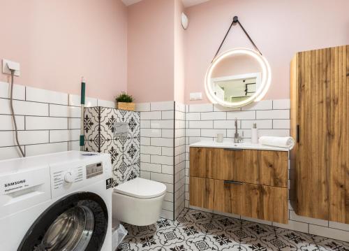 a laundry room with a washer and dryer in it at Letnicka Cosy Apartment with Garden in Gdańsk
