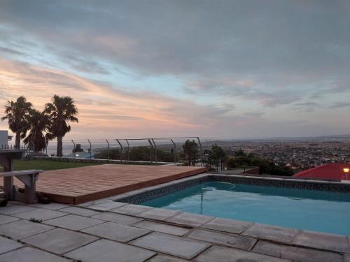 uma piscina no telhado de uma casa em Chapman View em Cidade do Cabo
