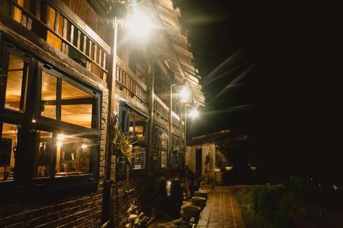 a street light next to a building at night at Mu Cang Chai Eco Lodge in Nam San