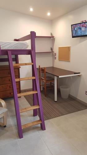 Zimmer mit einem Etagenbett und einem Schreibtisch in der Unterkunft Chelles-Max01 in Chelles