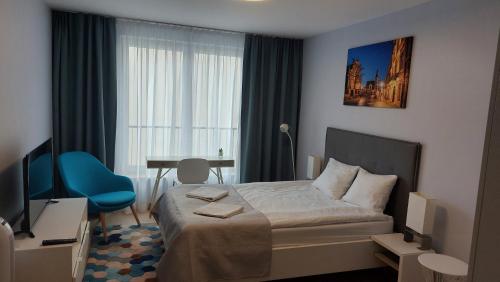um quarto de hotel com uma cama, uma secretária e uma janela em Kazimierz Center Apartments Halicka em Cracóvia