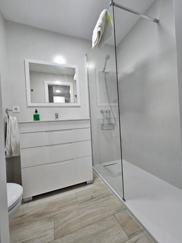 Apartamentos Atlantis - Yumbo I في سان بارتولومي: حمام أبيض مع دش ومرحاض