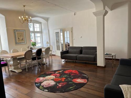 een woonkamer met een tafel en een eetkamer bij Schloß Hürbel Rosengarten - Suite in Gutenzell-Hürbel