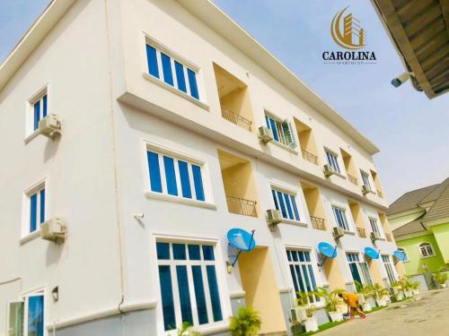 un edificio con ventanas azules y amarillas en Carolina Apartments Wuye, en Abuja