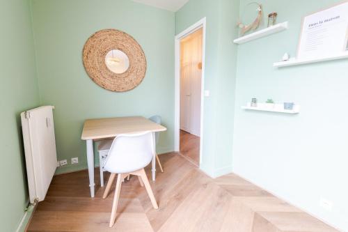 une salle à manger avec une table et une chaise dans l'établissement Le Cozy-Tours - Charmant appart en centre-ville, à Tours