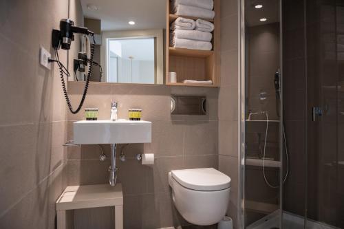 uma casa de banho com um WC, um lavatório e um chuveiro em MH Apartments Urban em Barcelona