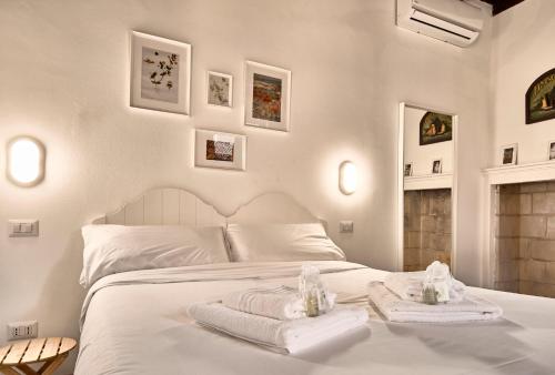 Un dormitorio con una cama blanca con toallas. en Navigli Elyon apartment, en Milán
