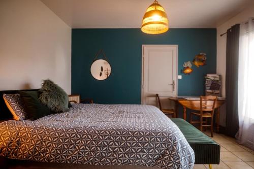 מיטה או מיטות בחדר ב-Chez Guilem