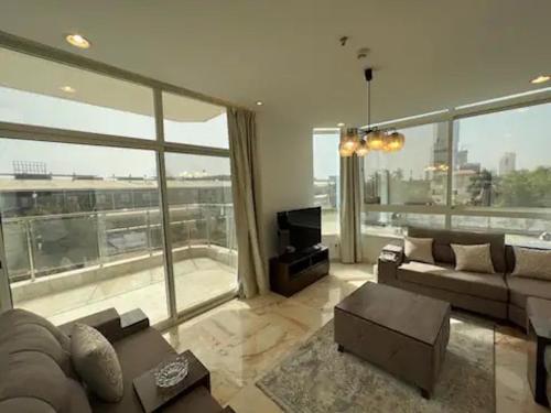 sala de estar con sofá y ventana grande en Luxurious Apartment Partial Sea View, en Yeda