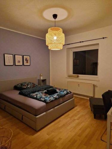 - une chambre avec un lit et un salon dans l'établissement Avali, à Bochum