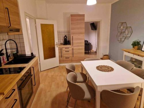 - une cuisine avec une table et des chaises dans la chambre dans l'établissement Avali, à Bochum