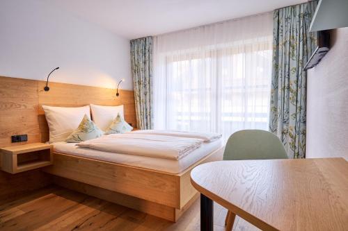 een hotelkamer met een bed en een raam bij Oberstdorfer Ferienwelt am Marktplatz in Oberstdorf