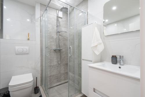 een badkamer met douche, toilet en wastafel bij Filip in Bar
