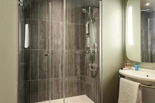 Ванна кімната в ibis Paris Avenue de la Republique